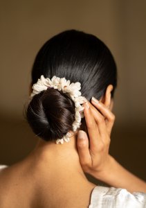 Sarangi White Flower Hair Accessory